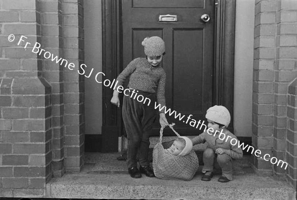 NORMAN WHITE WITH MRS HELEN & MARGARET & GRANIA IN BASKET